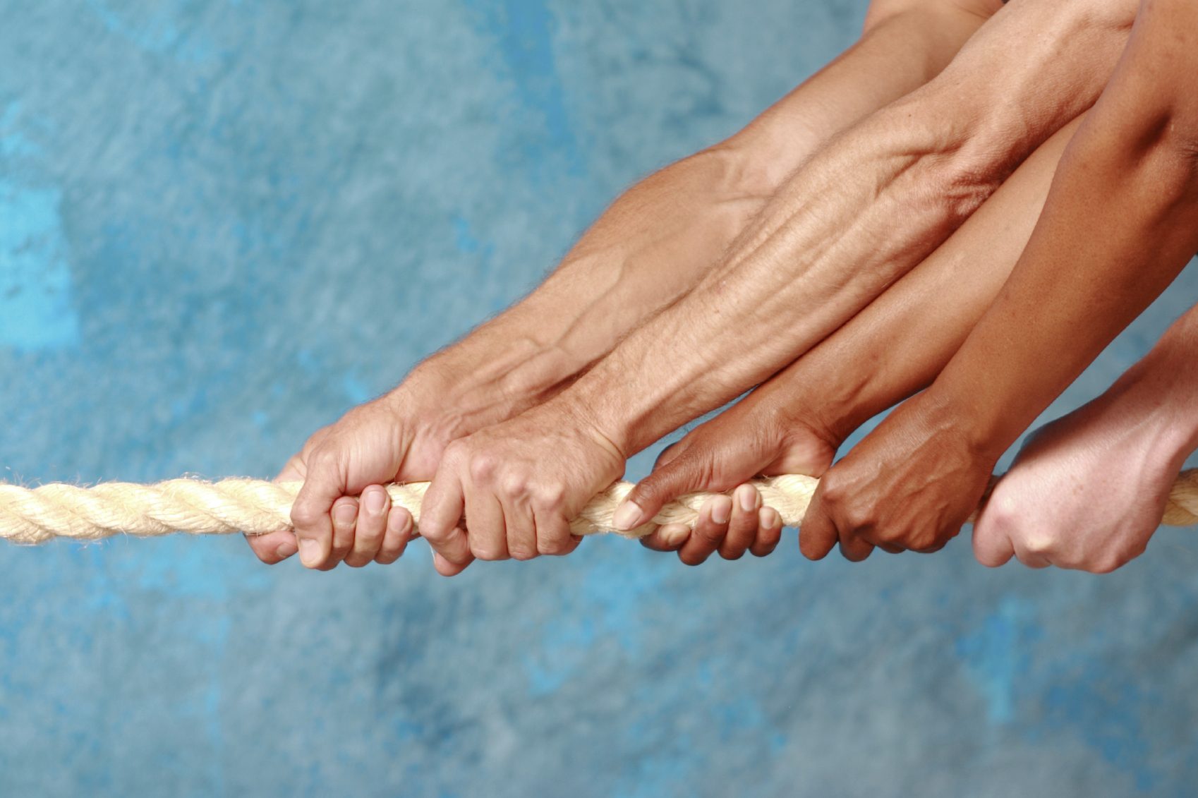 Collaboratif Des mains tenant une corde, représentant la diversité et la collaboration.